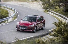 Ford Focus Estate, front action 2